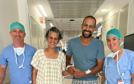אלרעי קאפח עם צוות בית החולים (צילום: דוברות שערי צדק)