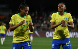 ארי בורג'ס לצד קרולין נבחרת הנשים של ברזיל (צילום: GettyImages)