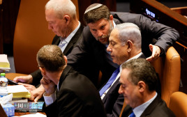 נתניהו, לוין וסמוטריץ' במליאת הכנסת  (צילום: REUTERS/Amir Cohen)