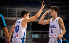 נבחרת הנוער של ישראל: שחר דורון עם עומר מאייר (צילום: אתר רשמי, fiba.com)