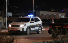 ניידת משטרה מחוץ לאצטדיון דוחא, סכנין (צילום: אדריאן הרבשטיין)