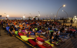 הקרנת סרטים מדובבים תחת כיפת השמיים בנמל תל אביב (צילום: גיא יחיאלי)
