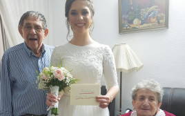 עם המתנדבת שלהם מהקרן לרווחת נפגעי השואה ביום חתונתה (צילום: באדיבות המצולמים)