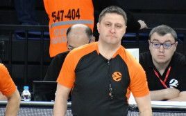 שופט הכדורסל האוקראיני בוריס ריז'יק במשחק יורוליג (צילום: צילום מסך, מתוך טוויטר)