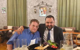 הכתב ג'וש ארונסון עם הרב זמיר איסייב במסעדה הכשרה שנפתח רק השבוע (צילום: פרטי)
