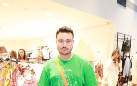 עדן דניאל גבאי בהשקת חנות הפופ אפ של פקטורי 54 (צילום: רפי דלויה,דנה קופל)
