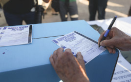 חיילי מילואים חותמים על הצהרת הפסקת התנדבות (צילום: חיים גולדברג, פלאש 90)