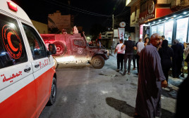אמבולנס של הסהר האדום (צילום: REUTERS/Raneen Sawafta)