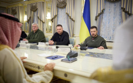 נשיא אוקראינה זלנסקי בפגישה עם בכירים סעודים (צילום: Ukrainian Presidential Press Service/Handout via REUTERS)