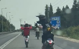 נהג האופנוע משתולל בכביש (צילום: דוברות המשטרה)