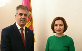 אלי כהן והנשיאה סאנדו  (צילום: דוברות משרד החוץ)