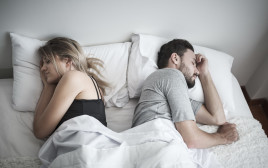 בני זוג במיטה, אילוסטרציה (צילום: אינג'אימג')