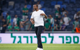 מאמן מכבי חיפה מסאי דגו (צילום: מאור אלקסלסי)