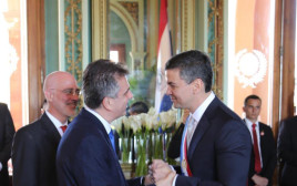 שר החוץ אלי כהן ונשיא פרגוואי הנכנס, סנטיאגו פנייה (צילום: משרד החוץ)