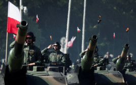 מצעד צבאי בפולין לציון "יום הצבא" (צילום: רויטרס)