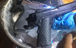 הנשקים שנמצאו אצל החשוד (צילום: דוברות המשטרה)