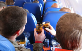 שותים קפה במטוס (צילום: אינגאימג')