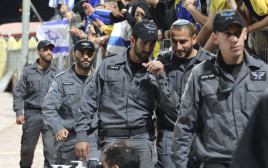 שוטרים במשחק כדורגל (צילום: אדריאן הרבשטיין)
