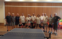 המשתתפים בטורניר הידידות בטניס שולחן ילדים נגד דיירים ב"אחוזת פולג" (צילום: פרטי)