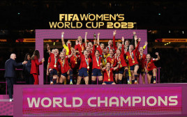 נבחרת ספרד מניפה גביע בגמר מונדיאל הנשים (צילום: GettyImages, Catherine Ivill)
