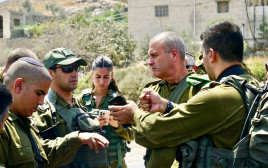 כוחות צה"ל ומפקדי אוגדת יהודה ושומרון בזירת הפיגוע (צילום: דובר צה"ל)