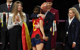 נשיא התאחדות הכדורגל הספרדית, לואיס רוביאלס, עם שחקנית הנבחרת אאיטנה בונמאטי (צילום: GettyImages, Catherine Ivill)