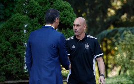 נשיא ההתאחדות הספרדית בכדורגל לואיס רוביאלס עם ראש ממשלת ספרד פדרו סאנצ'ס (צילום: רויטרס)