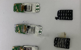 הטלפונים שנתפסו אצל העצור (צילום: שב"ס)