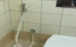 מכשיר נייד במצב צילום אותר בתא שירותי נשים (צילום: מתוך אינסטגרם)