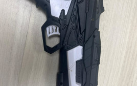 אקדח הפלסטיק שהחזיק הפורץ (צילום: דוברות המשטרה)