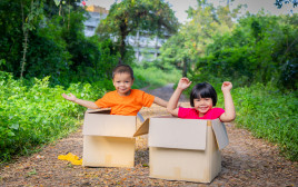 ילדים בקופסת קרטון (צילום: אינגאימג')