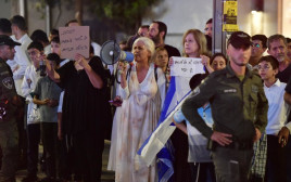 מחאה נגד צעדת הנשים בבני ברק (צילום: אבשלום ששוני)