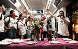 "קבלת שבת" כחלק ממחאה נגד השבתת הרכבת הקלה בשבת (צילום: ללא קרדיט)