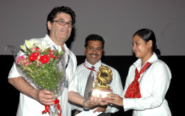 איתן אבן בעת הקרנת הסרט "החוב" בפסטיבל הסרטים הבינלאומי של הודו 2007 בגואה (צילום: ויקיפדיה)