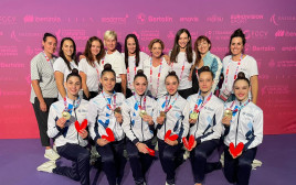 נבחרת ישראל בהתעמלות אמנותית אחרי הזכייה במדליית זהב באליפות העולם (צילום: אתר רשמי, באדיבות איגוד ההתעמלות)