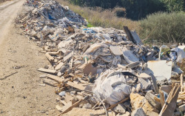 פסולת שהושלכה בקרבת קיבוץ גבעת השלושה (צילום: המועצה האזורית דרום השרון )