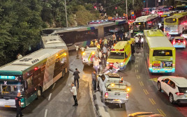 זירת תאונה בין שני אוטובוסים בירושלים (צילום: תיעוד מבצעי מד"א)