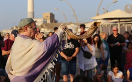 טקס ה"תשליך" בנמל תל אביב (צילום: איתן אלחדס)