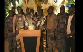 קציני צבא גבון מכריזים על הפיכה צבאית (צילום: רויטרס)