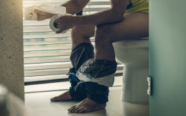 מה יש לגברים לעשות כל כך הרבה זמן בשירותים? (צילום: אינג'אימג')