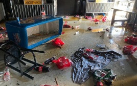 נזק במועדון הבי סייד בת"א לאחר מחאת מבקשי המקלט (צילום: אבשלום ששוני)