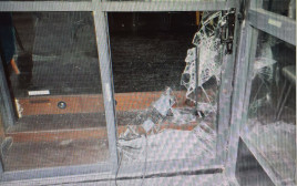 חלון בית העסק באשדוד שנופץ בעת פריצה למקום (צילום: דוברות המשטרה)