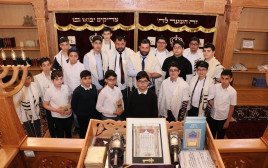 הרב איסייב עם תלמידים בפרויקט בר מצוה (צילום: הקהילה היהודית באזרבייג'ן)