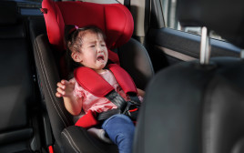 כך נוכל לחלץ תינוק שננעל ברכב מבלי לשבור את החלון (צילום: אינג'אימג')