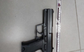 האקדח שנתפס אצל החשוד (צילום: דוברות המשטרה)