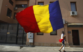 דגל רומניה (צילום: REUTERS/Bogdan Cristel)