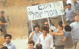 קבלת פנים לשבויי מלחמת יום הכיפורים ששוחררו ביוני 1974 (צילום: ארכיון הערוץ הראשון)