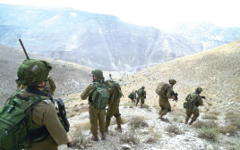 חיילים בצפון סוקרים את השטח  (צילום: דובר צה"ל)