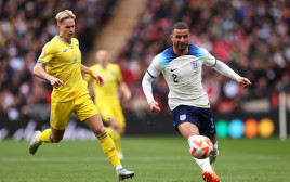 קייל ווקר נבחרת אנגליה לצד מיכאילו מודריק נבחרת אוקראינה (צילום: GettyImages)