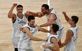 שחקני נבחרת סרביה חוגגים (צילום: רויטרס)